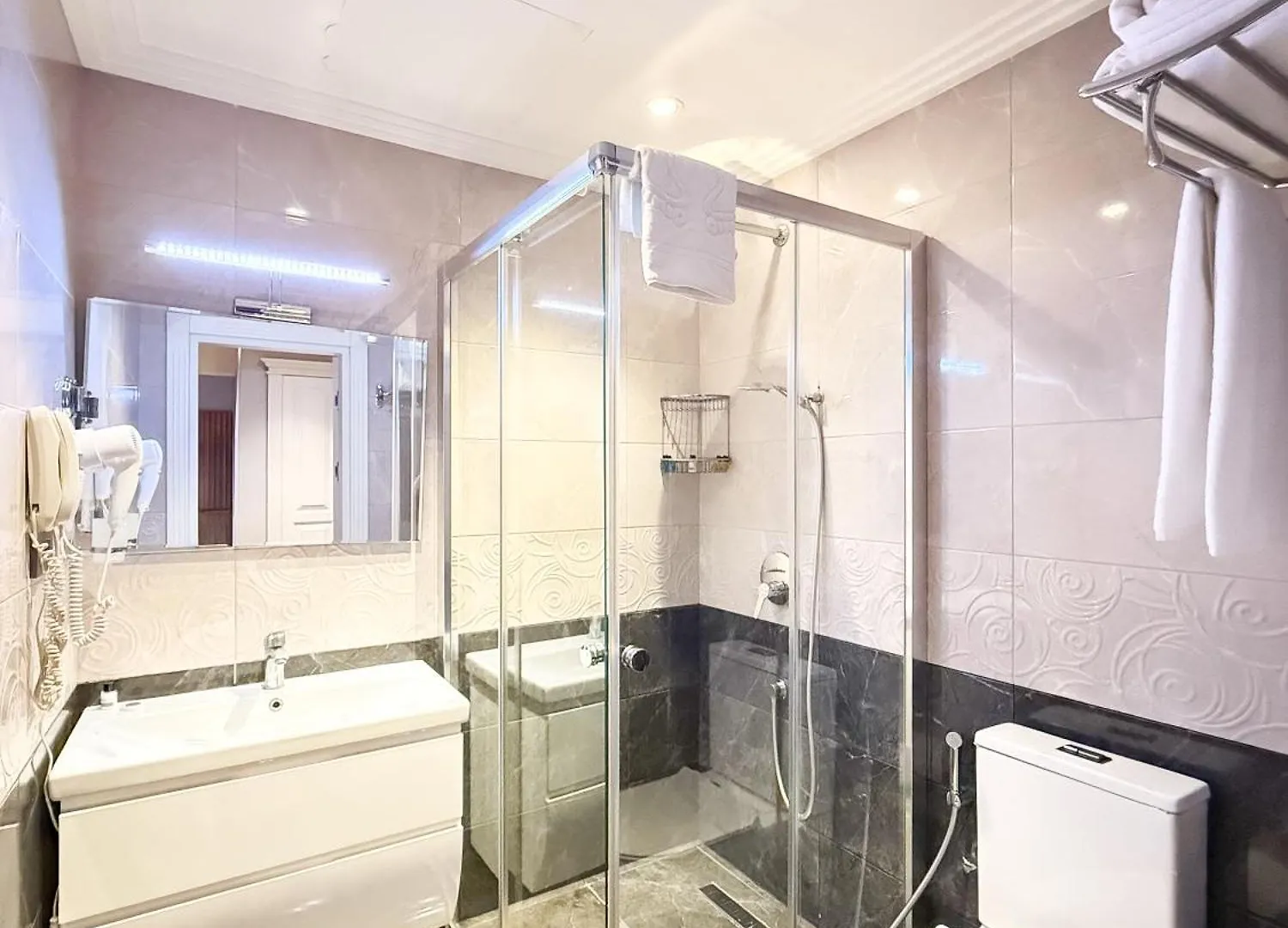 Theatrum Hotel באקו