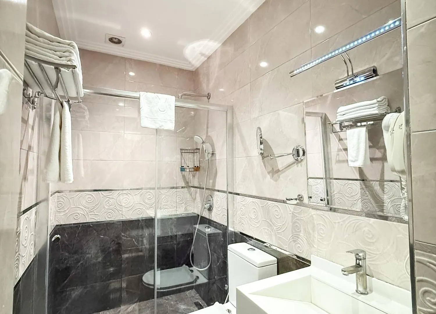Theatrum Hotel באקו 5*,